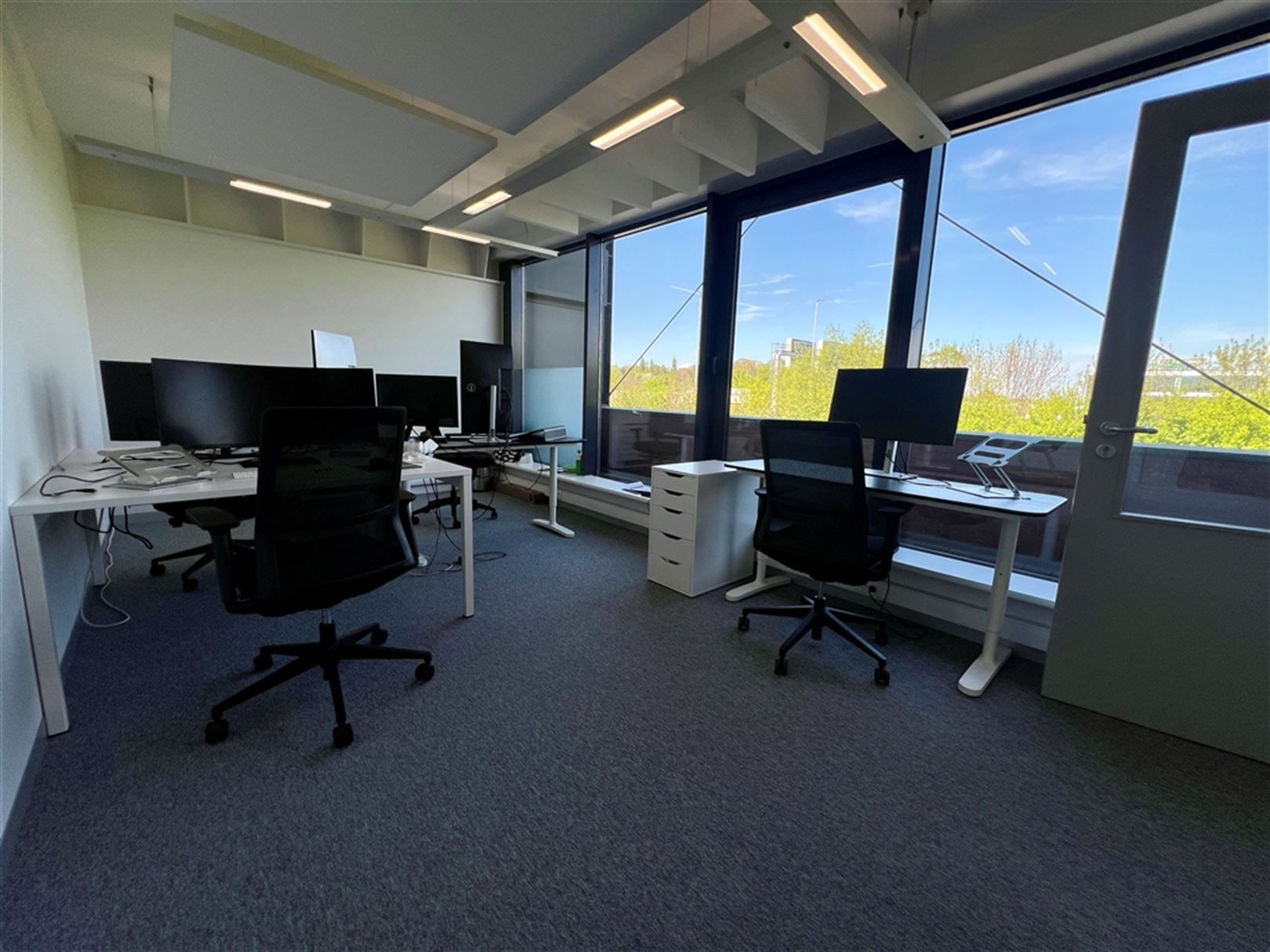 Vlot bereikbare kantoren aan op-en afrit van de E40 foto 7