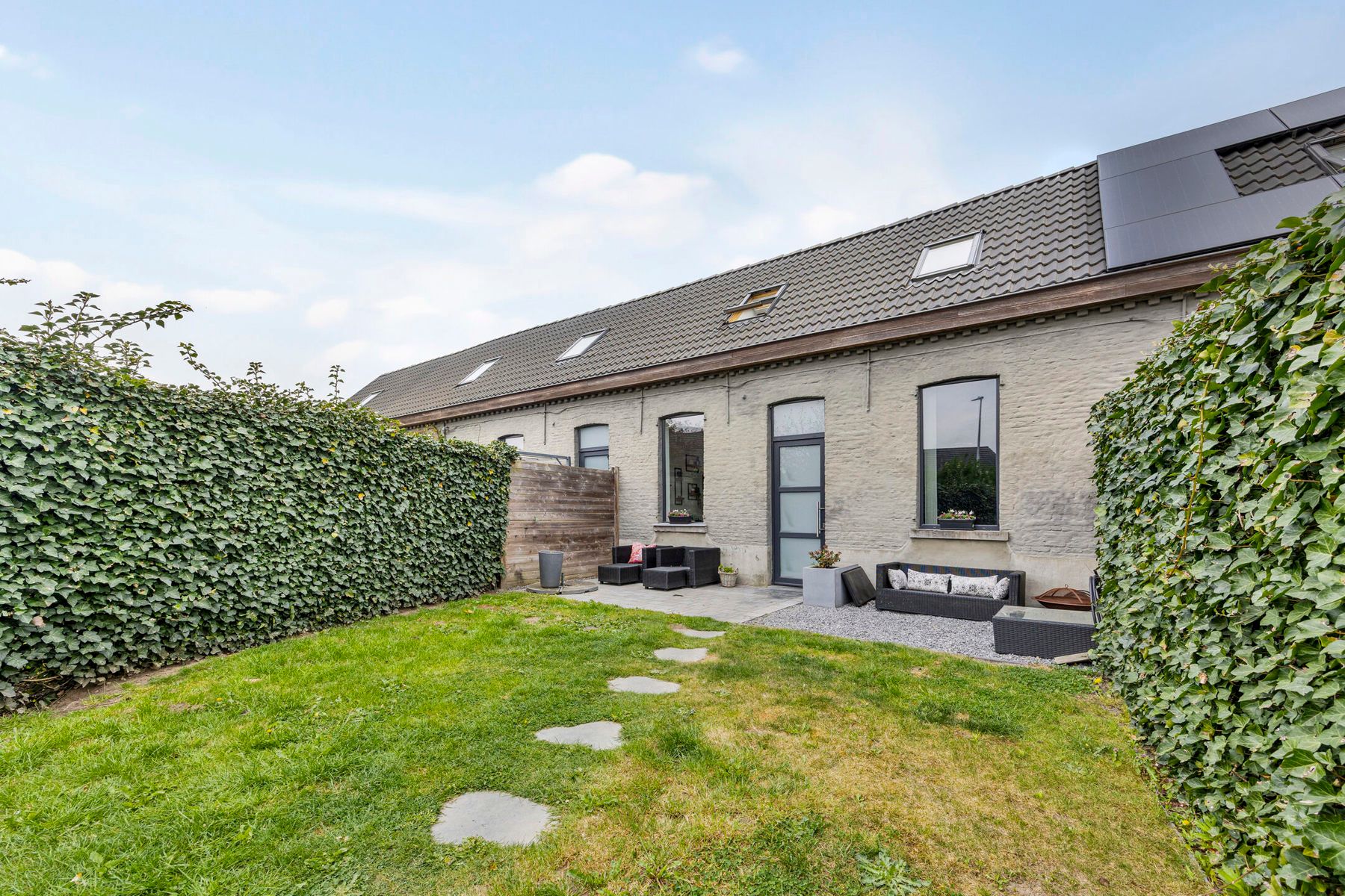 Instapklare starterswoning met parkeerplaats en hobbyruimte foto {{pictureIndex}}