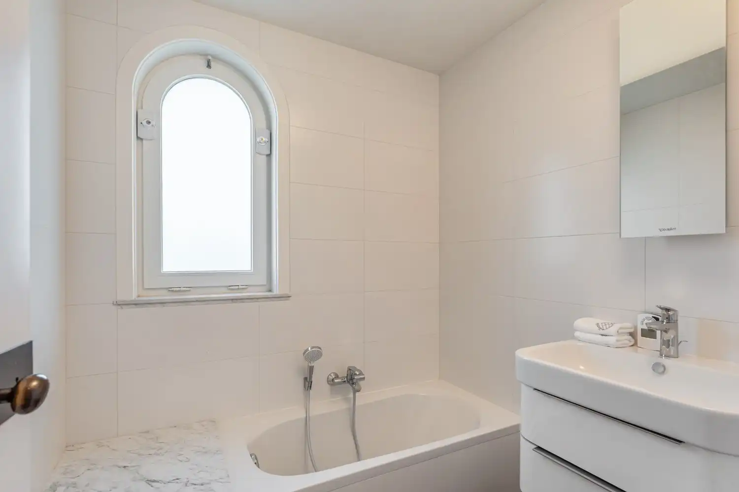 Woning met aparte praktijkruimte(opslagruimte) op strategisch gelegen locatie, instapklaar en energiezuinig! foto 16