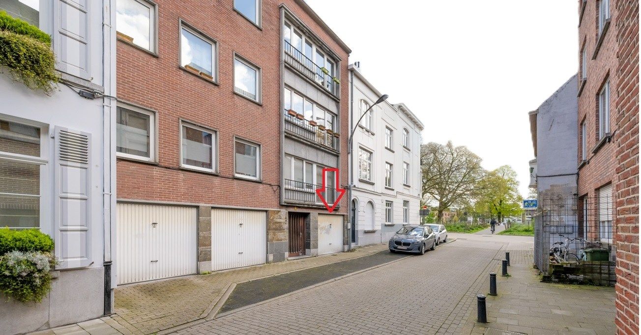 gebruiksklare, grote, overdekte garage aan het Baudelopark foto {{pictureIndex}}