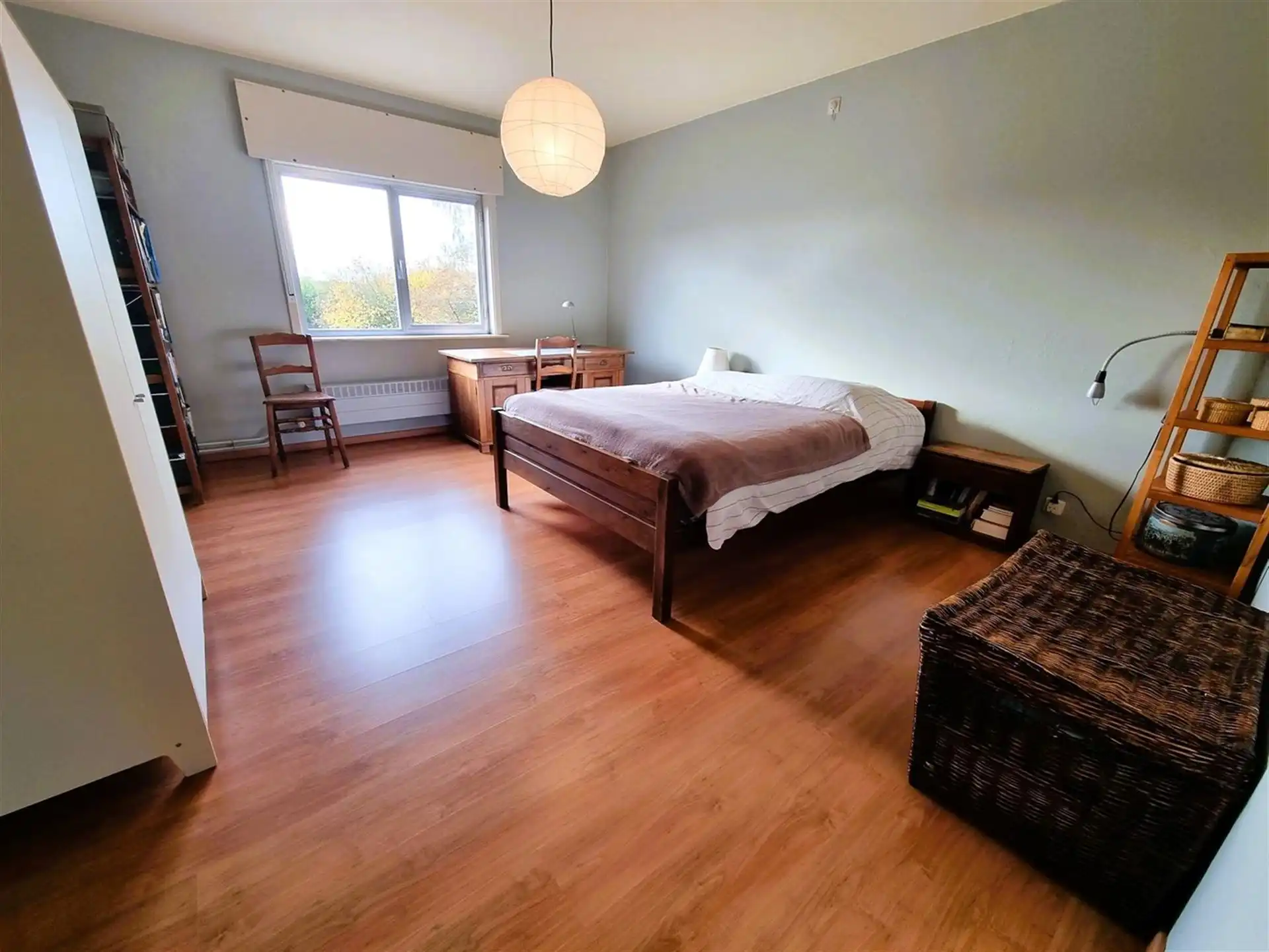 Instapklare gezinswoning, grote slaapkamers, nieuwe keuken en badkamer met zuidgerichte tuin en garage foto 8