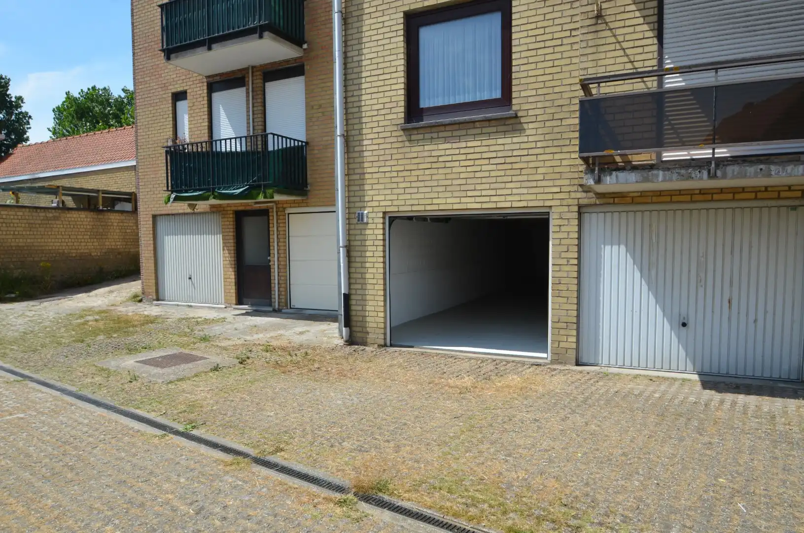 Vlot bereikbare ruime garagebox foto 8