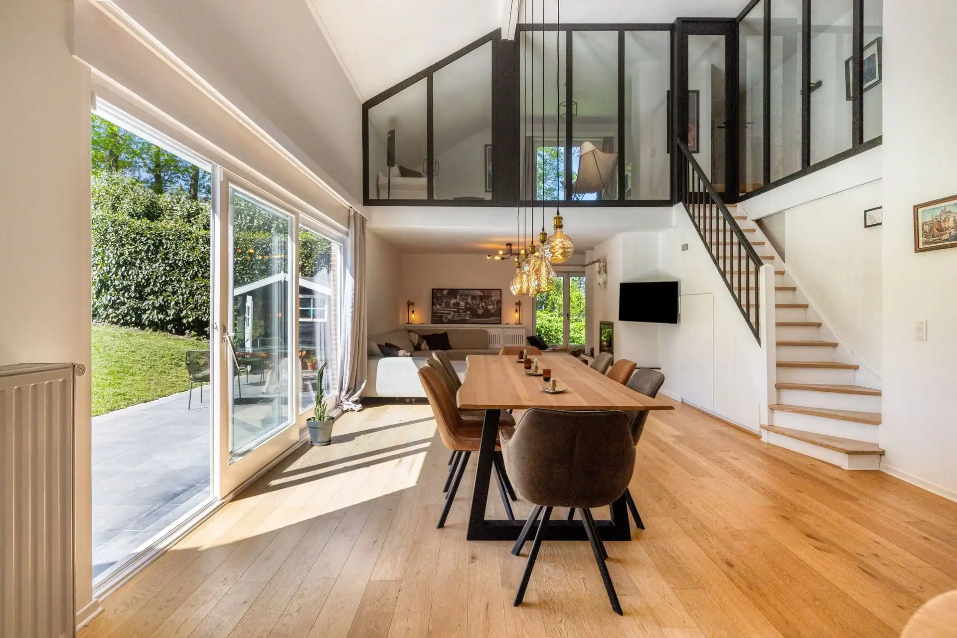 Volledig gerenoveerde hedendaagse villa ±487 m² in de Marnix wijk foto 3