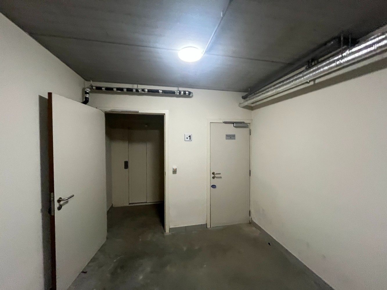440 m² kantoor + 8 parkings foto 31