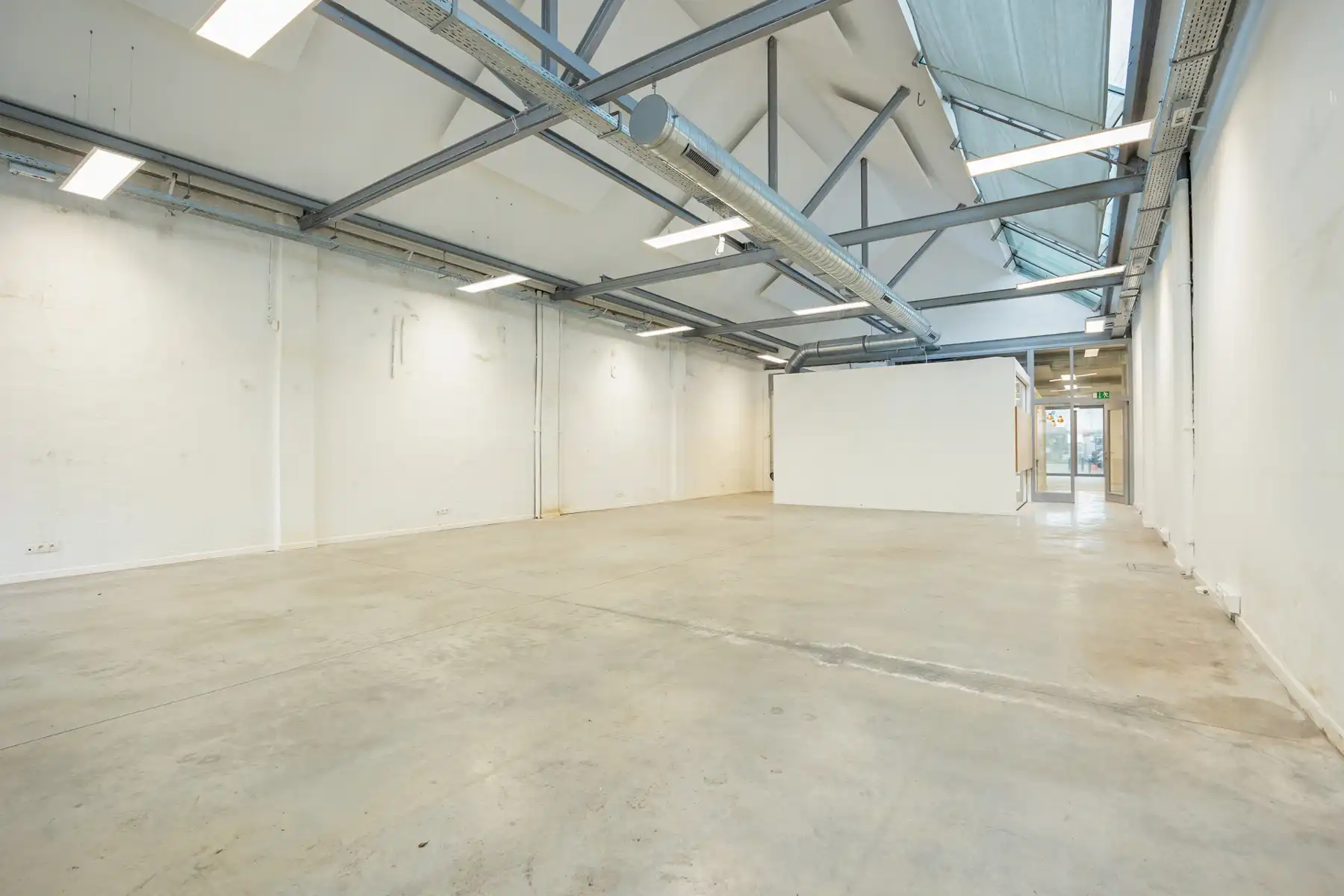 Instapklaar kantoorgebouw te koop in Merksem foto 25