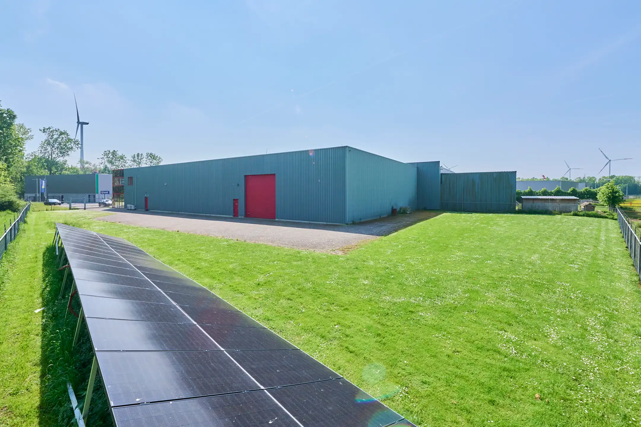  TE HUUR- HAL & KANTOOR in topconditie foto 3