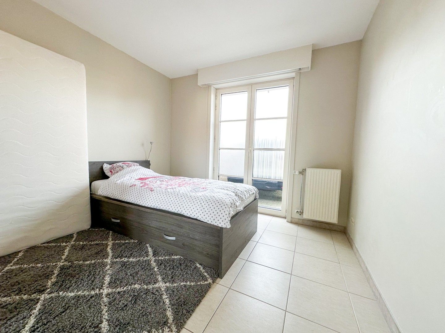 Lichtrijk gelijkvloers appartement met ruim terras en parkeerplaats foto 7