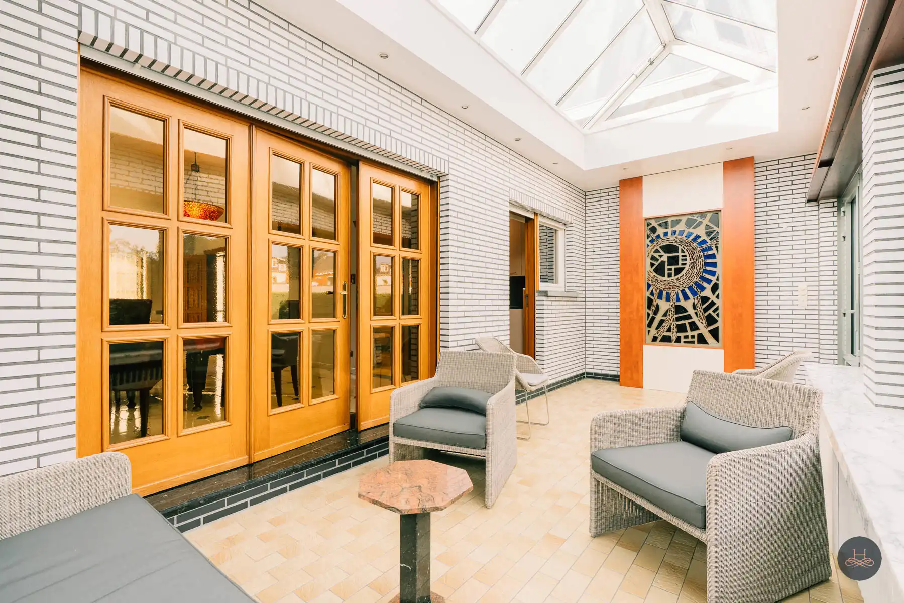 Charmante open bebouwing met grote garage en groene tuin foto 15