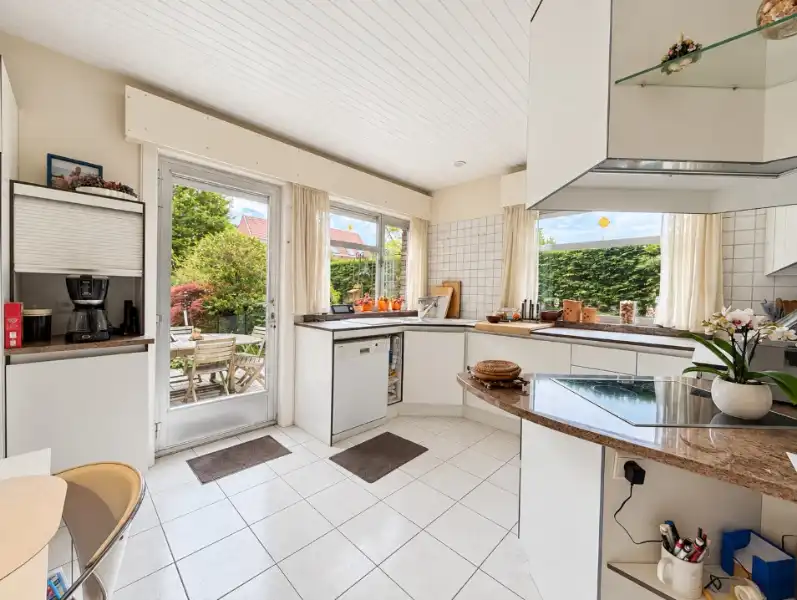Ruime woning met kantoor en prachtige tuin op toplocatie foto 7
