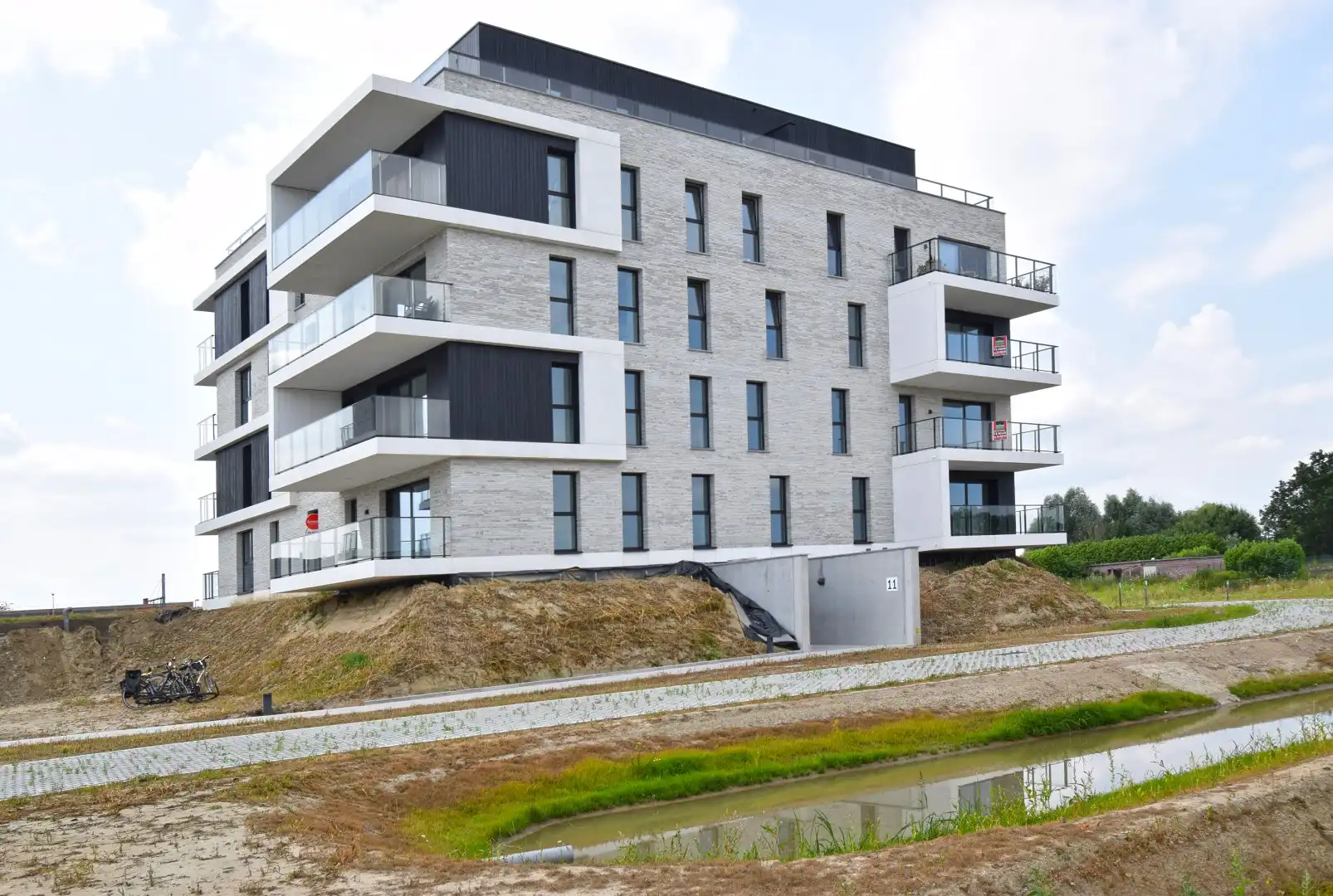 INSTAPKLAAR NIEUWBOUWAPPARTEMENT MET RUSTIGE LIGGING foto 10