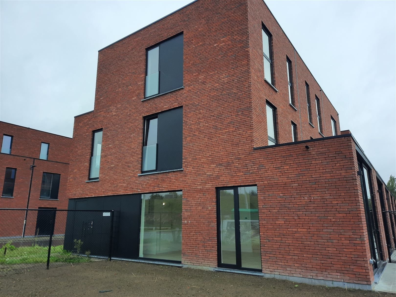 luxueuze nieuwbouw villa met grote tuin, 2 autostaanplaatsen en 12 zonnepanelen foto 27