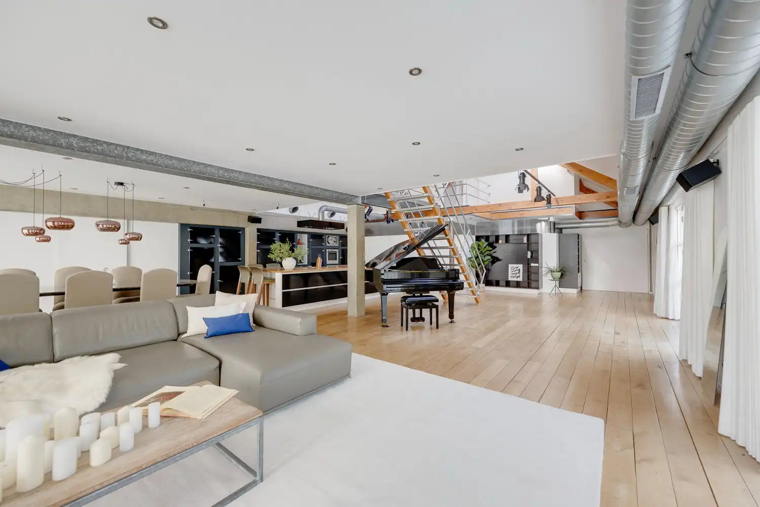 Ruime loft met 5 slaapkamers! foto 3