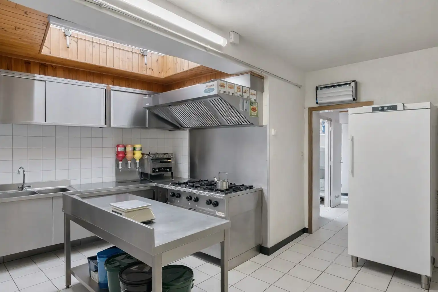 TE HUUR – Instapklare frituur met woongelegenheid, 3 garages en tuin – Olen foto 9