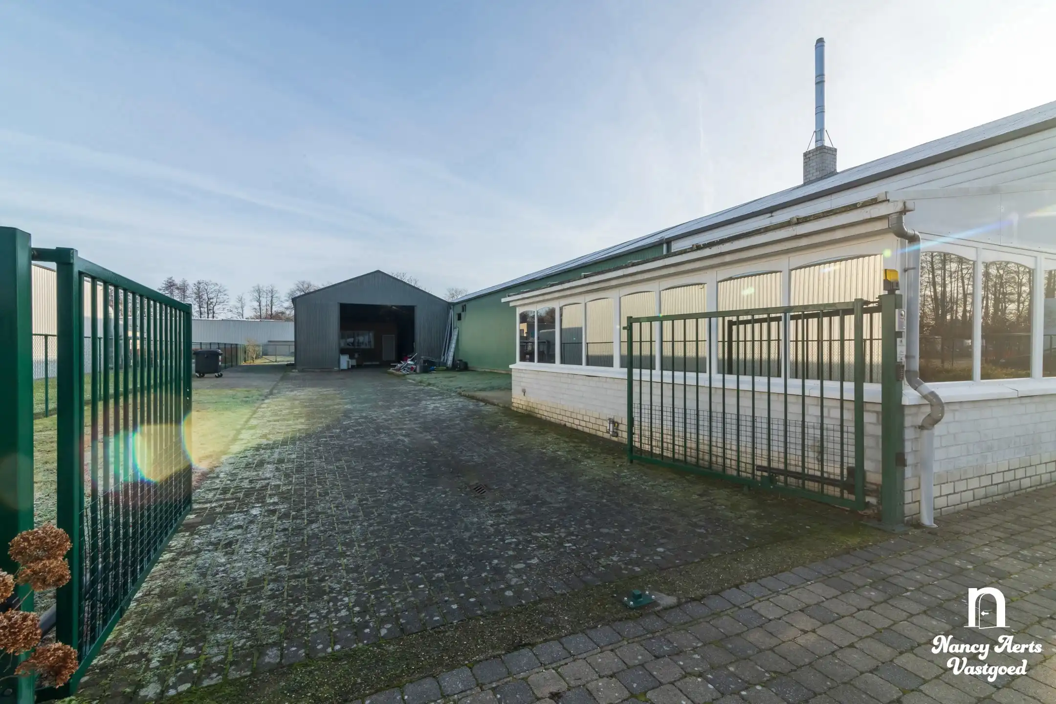 Loods van 550 m² met kantoor en woning met 4 slaapkamers foto 3