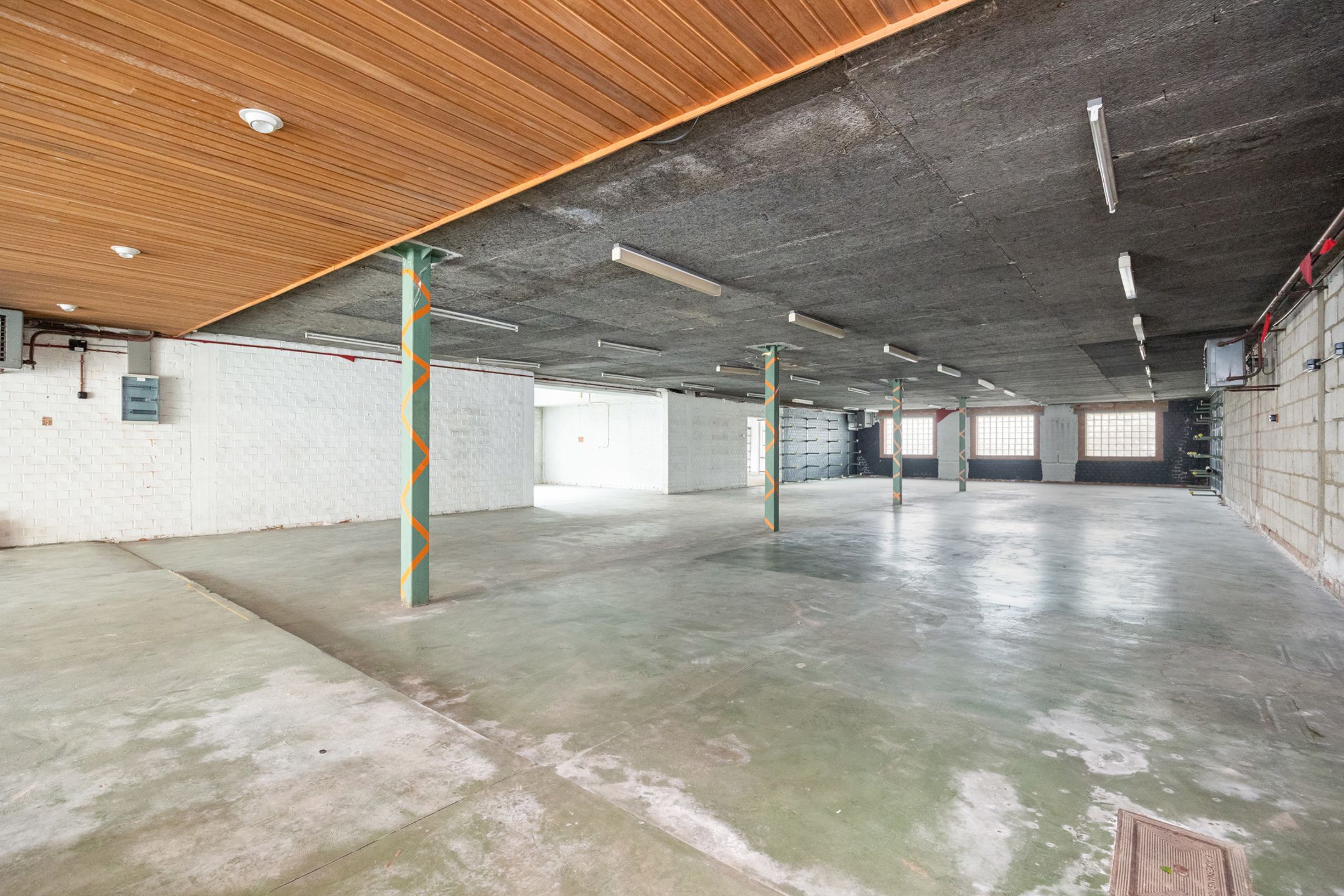 Uitzonderlijk groot gebouw met appartement en handelsruimte foto 19