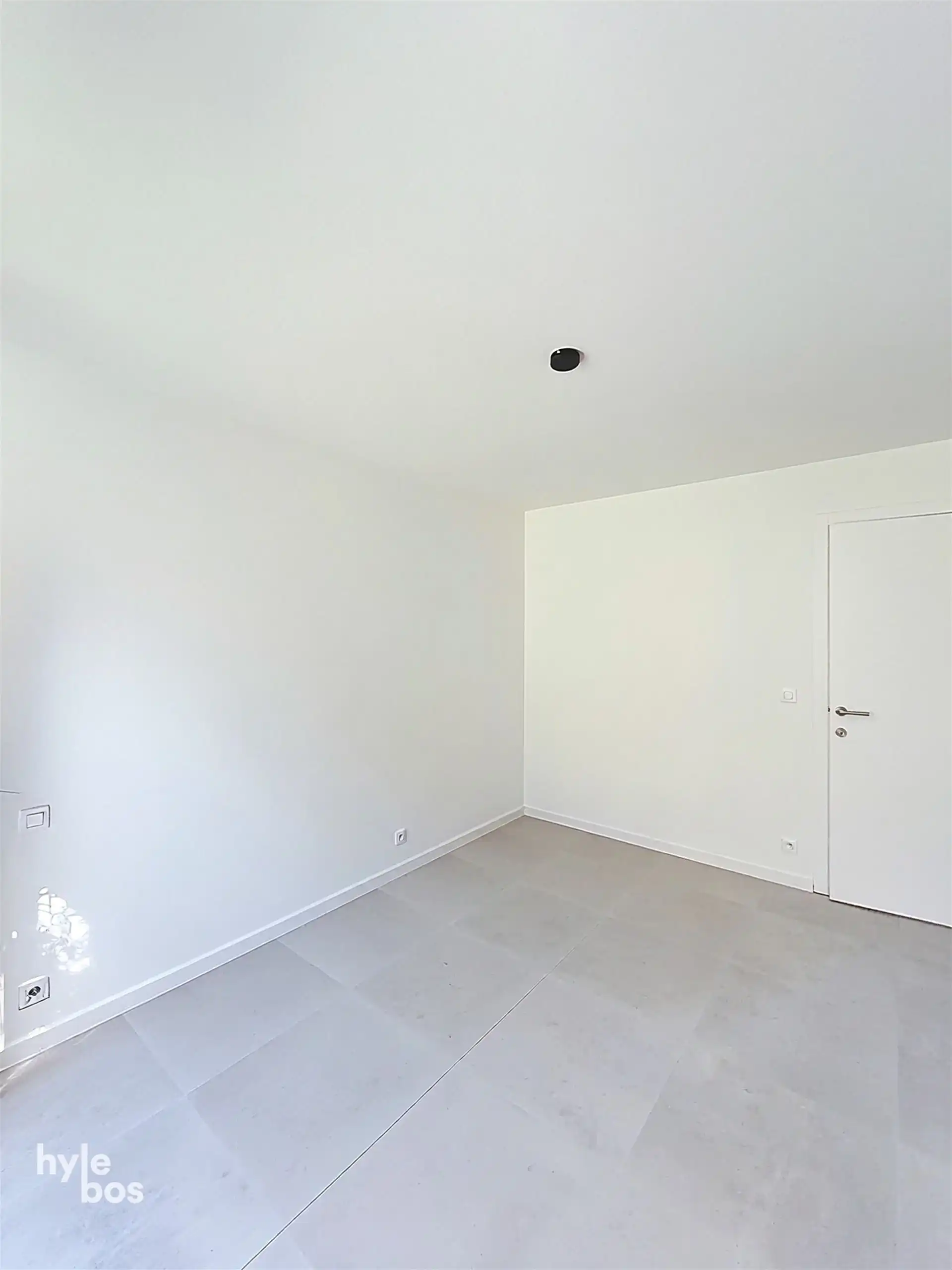 Modern gelijkvloers appartement met terras en parking foto 12