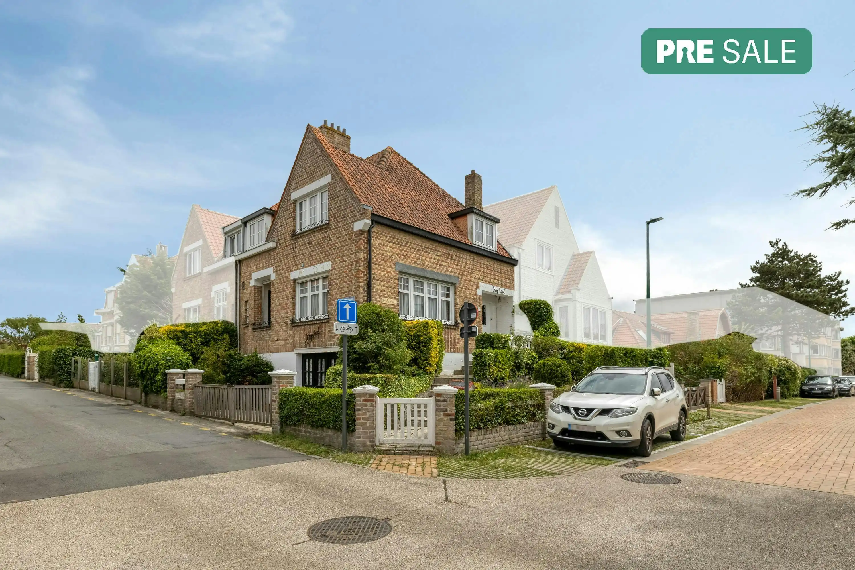 Hoofdfoto van de publicatie: Charmante te renoveren woning met garage in centrum De Panne