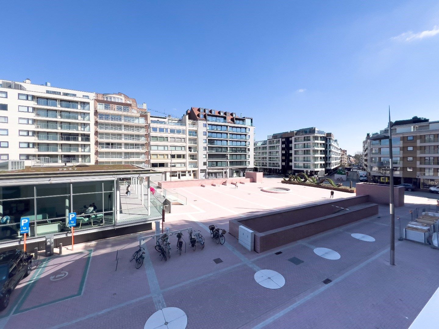 Ongemeubeld appartement met prachtig zeezicht, gelegen op het Lichttorenplein. foto 15
