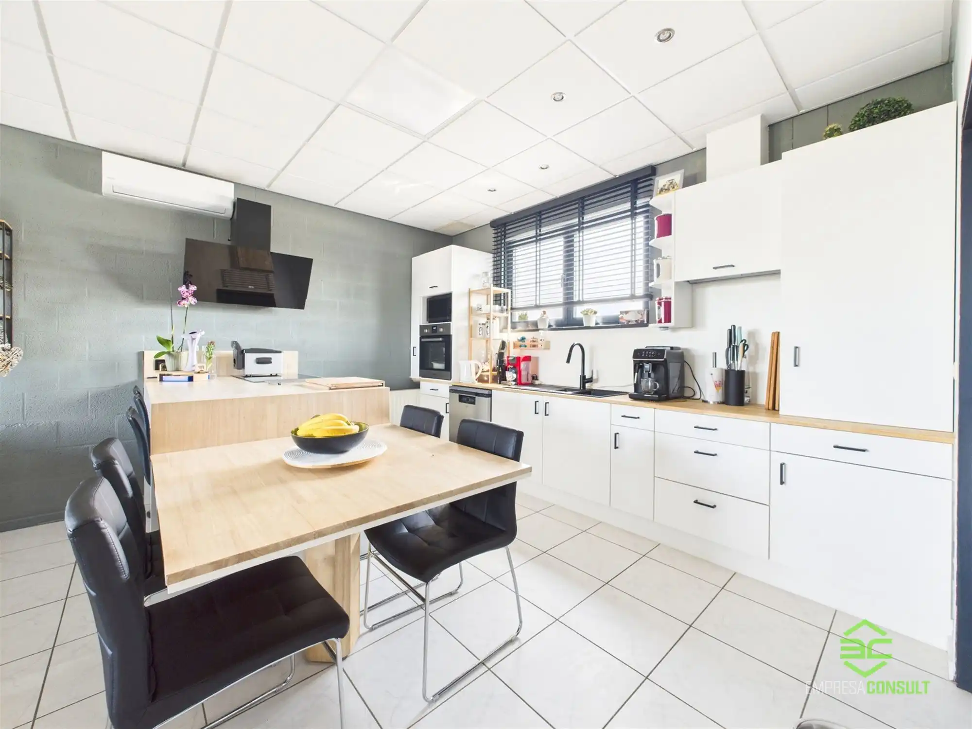 Instapklare werkplaats van 355m² met toonzaal en conciërgewoning! foto 23