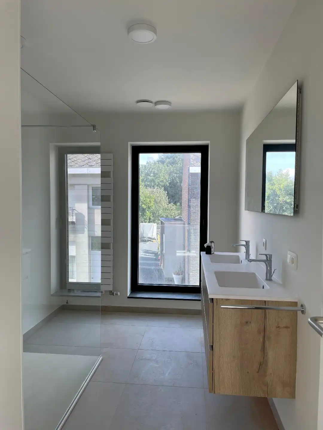Zeer ruime moderne halfopen nieuwbouwwoning met tuin/terras en garage foto 21