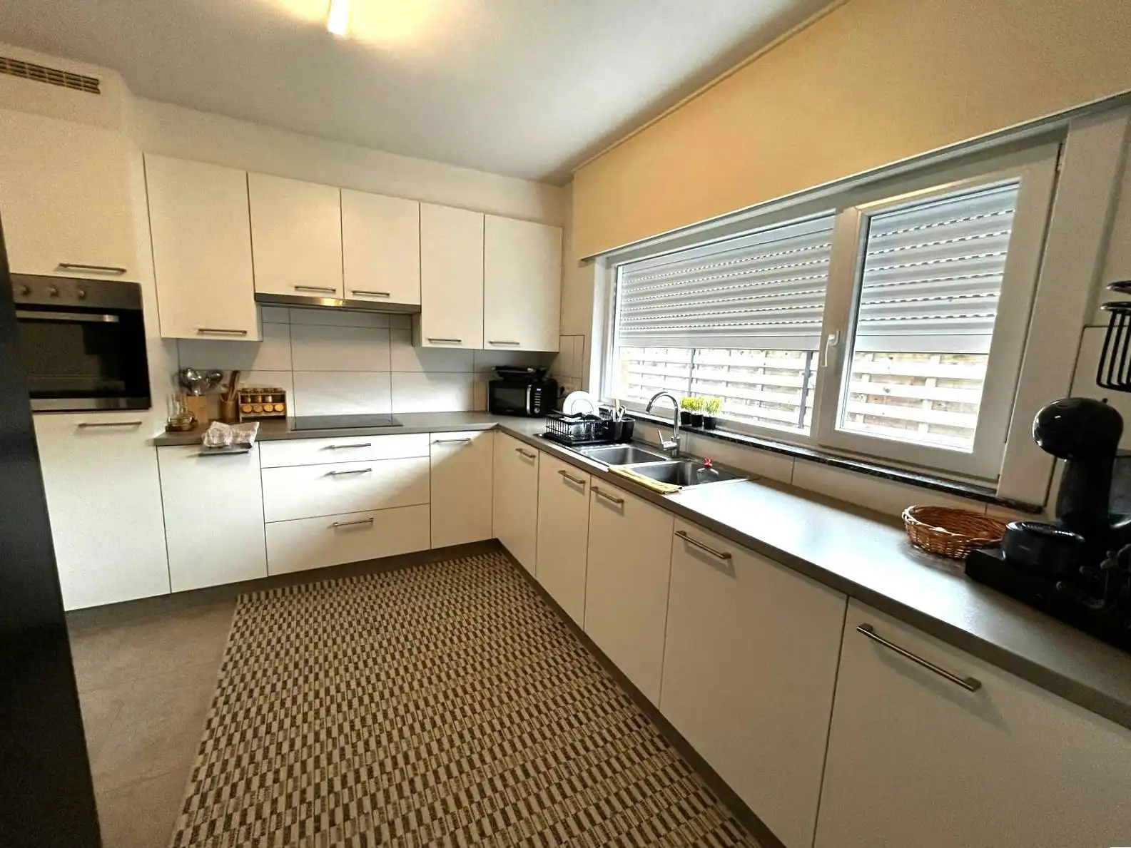 Building met twee verhuurde appartementen en 4 garages foto 6