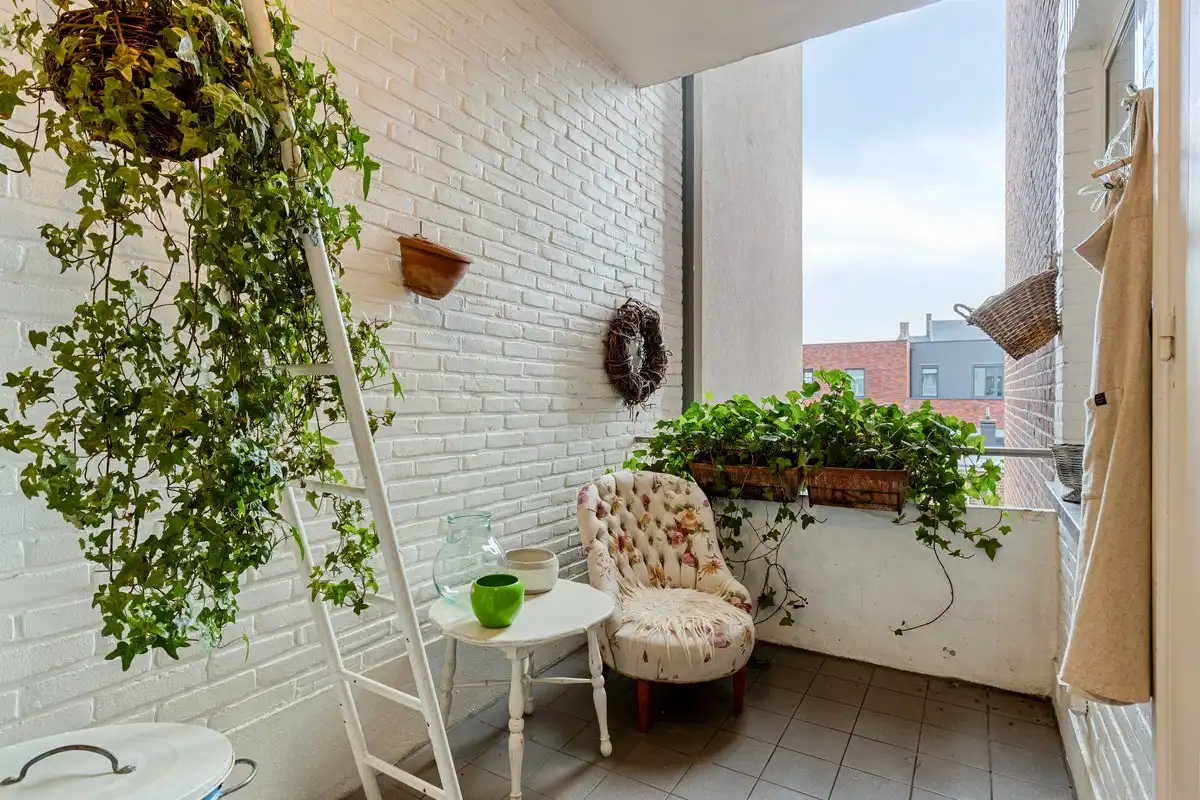 Statig en genereus mid-century appartement aan het Zuidpark met drie slaapkamers, overdekt terras en optionele grote autostandplaats. foto 11