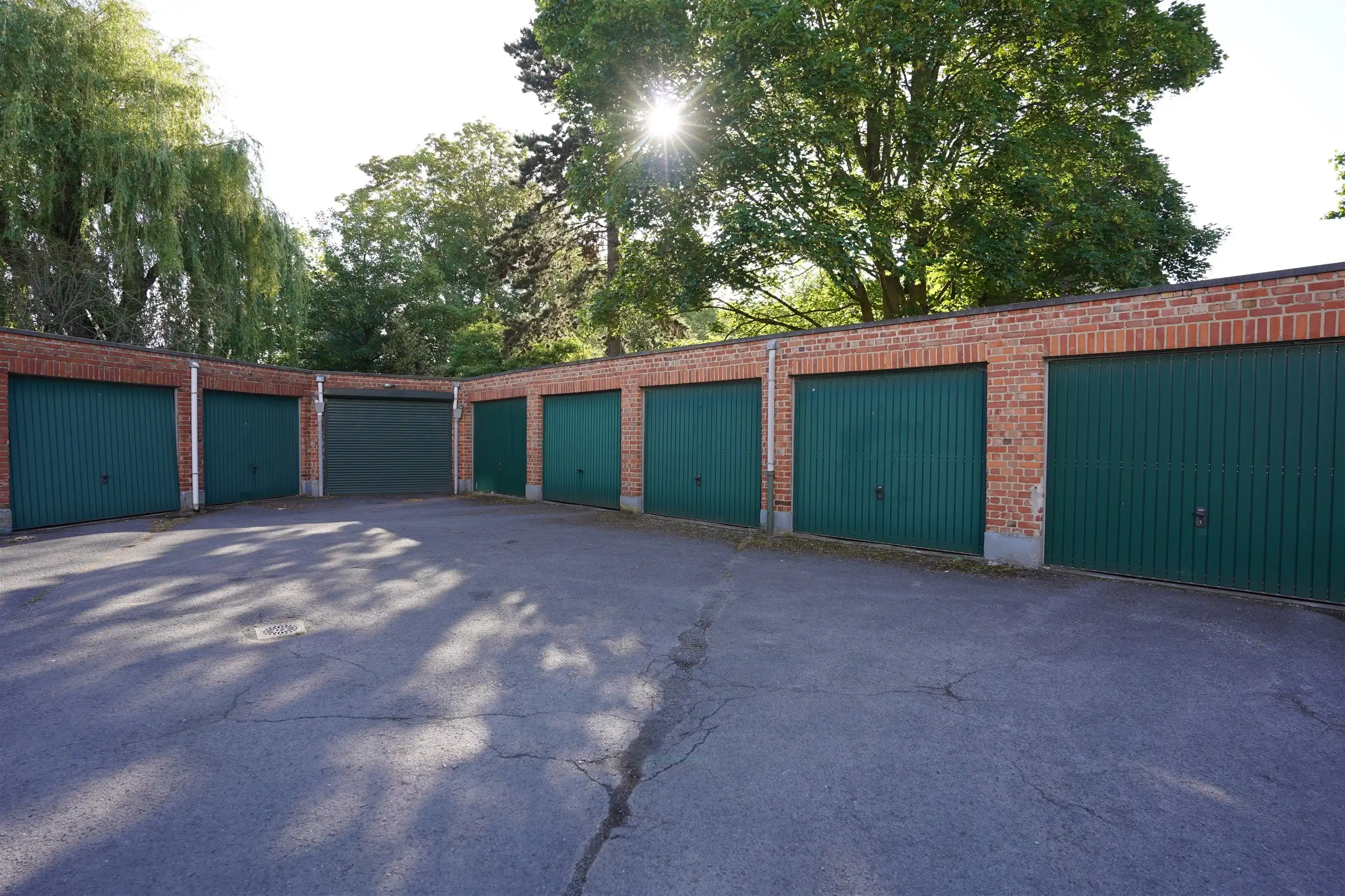 Vernieuwd appartement met garage en terras foto 14