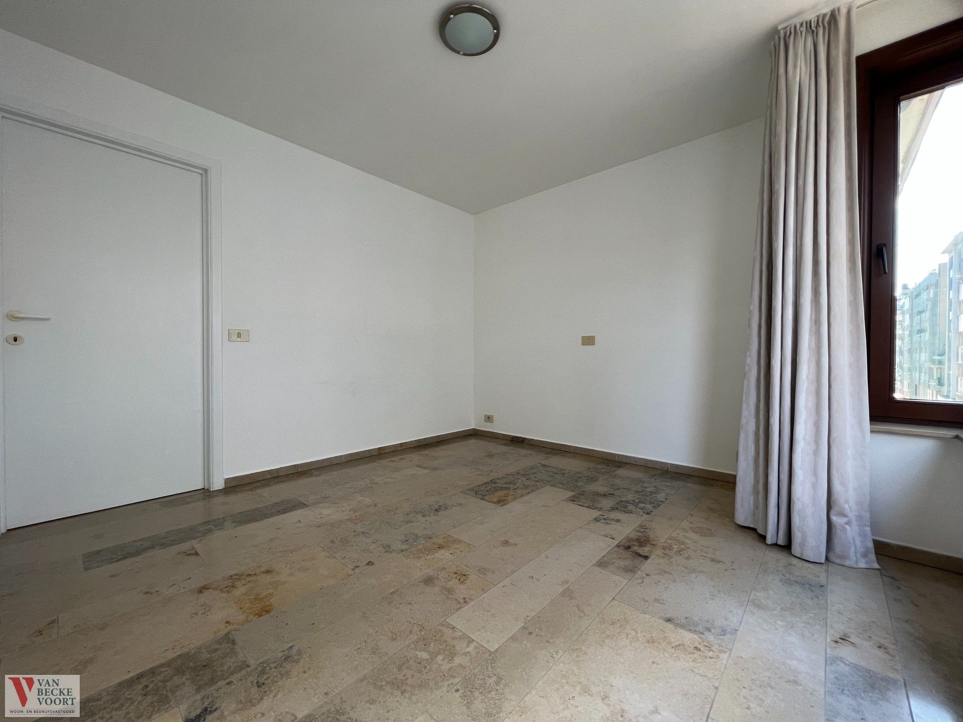 Ruim hoekappartement met zicht op centrale pleinlocatie foto 8
