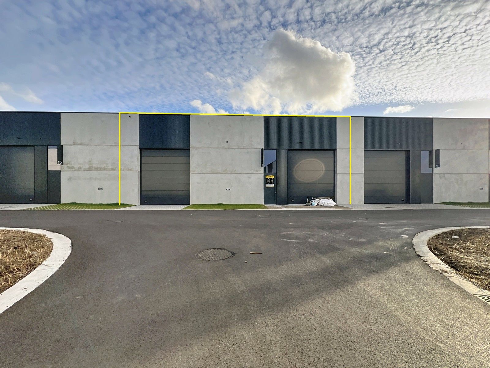 Nieuwbouw KMO-unit (457m²) met 2 hoge sectionaalpoorten en 3 private parkeerplaatsen op "Clarysse Business Park" te PITTEM! foto {{pictureIndex}}