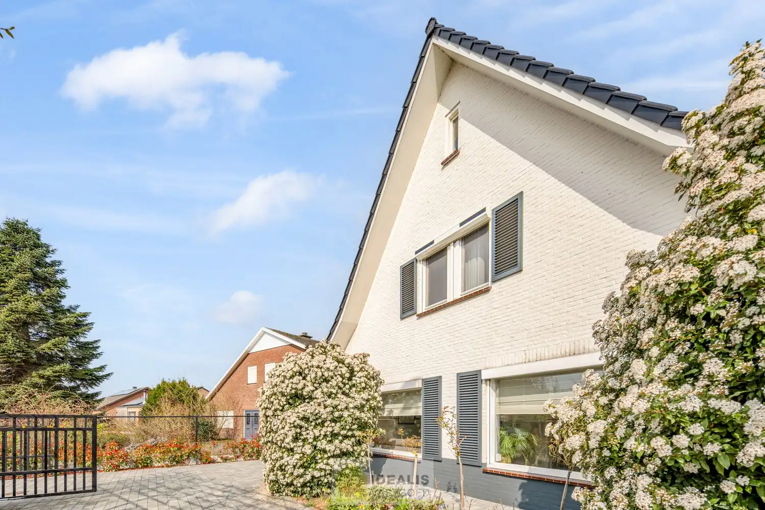 Recent gerenoveerde en perfect onderhouden eengezinswoning met lichtrijke leefruimte, praktisch uitgeruste keuken, 3 slaapkamers, knappe badkamer en knap bijgebouw! foto 6