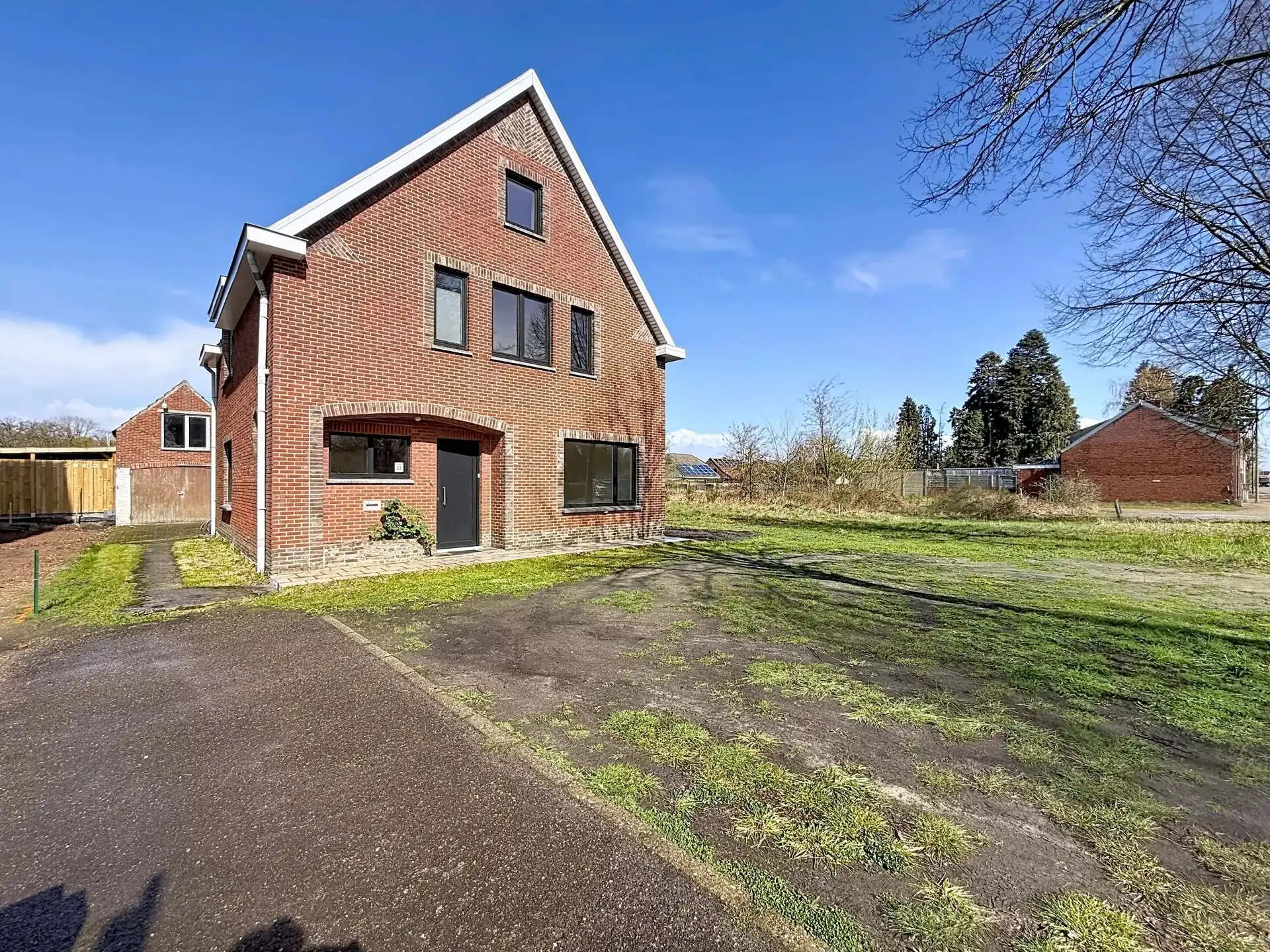 Zeer ruime en verzorgde woning met 5 slaapkamers en 2 badkamers op een groot perceel foto {{pictureIndex}}