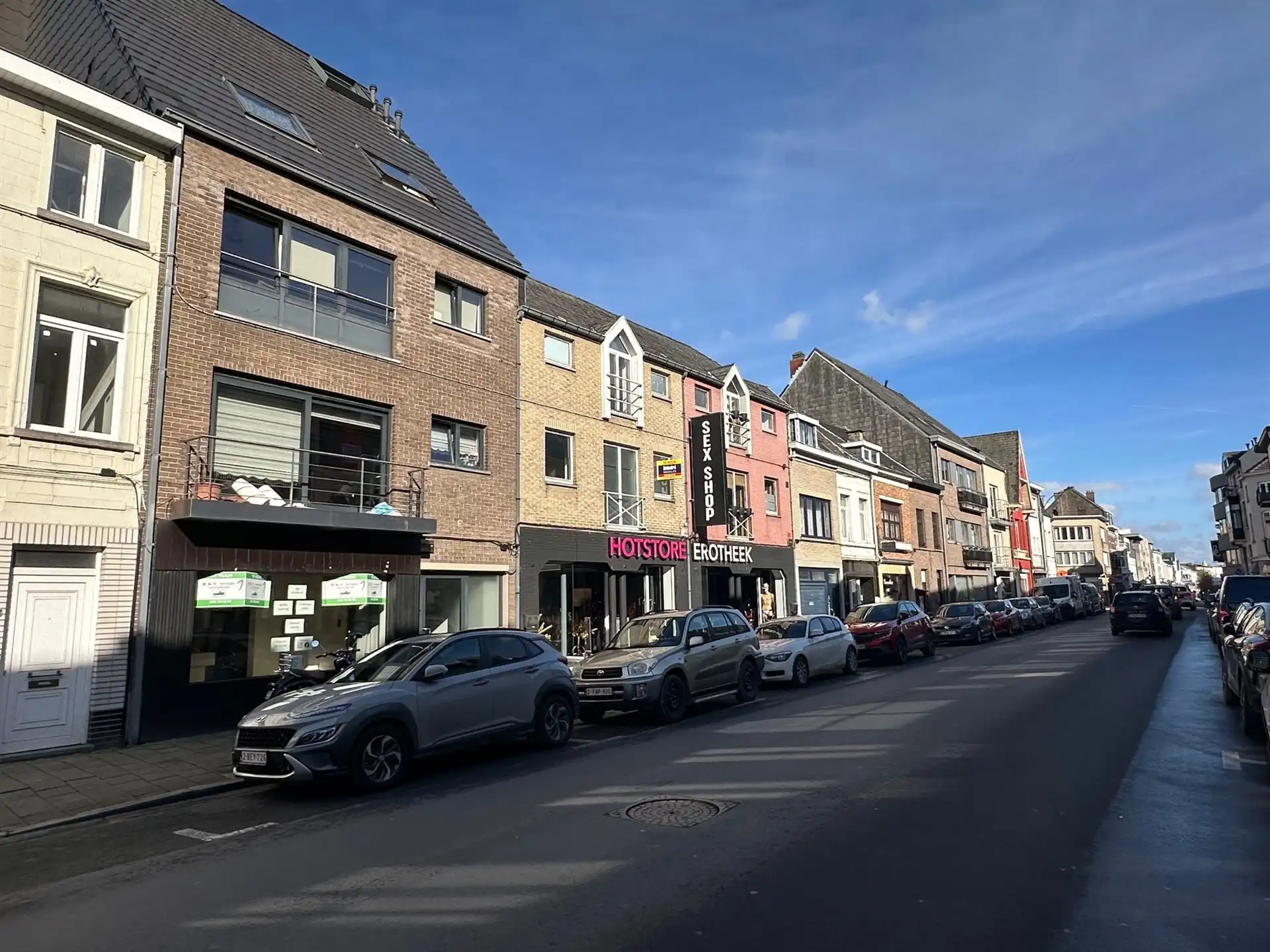 Handelsruimte of bureelruimte - 115 m² - in het centrum van Aalst foto {{pictureIndex}}