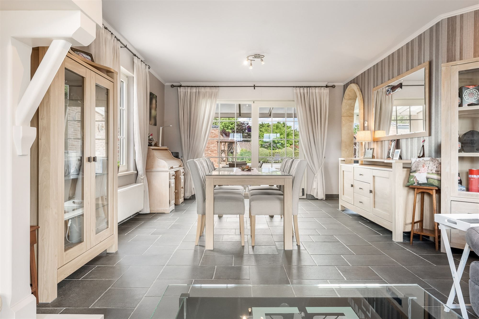 Energiezuinige woning met verwarmd zwembad en ruime garage op ideale ligging foto 3