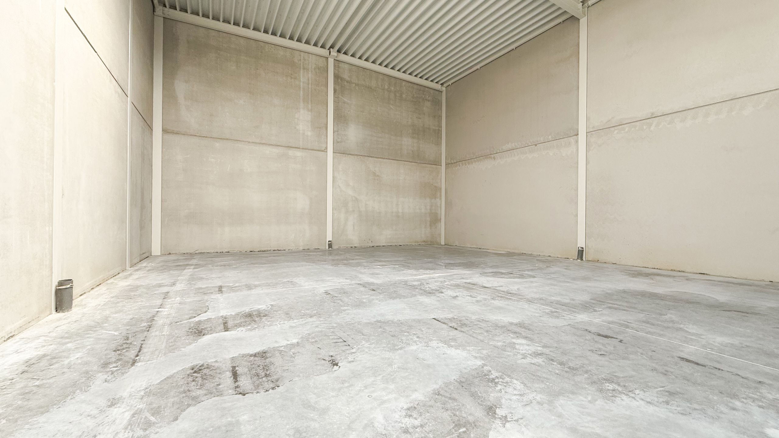 Ruime nieuwe loods te huur, centraal gelegen in KMO- zone! foto 6