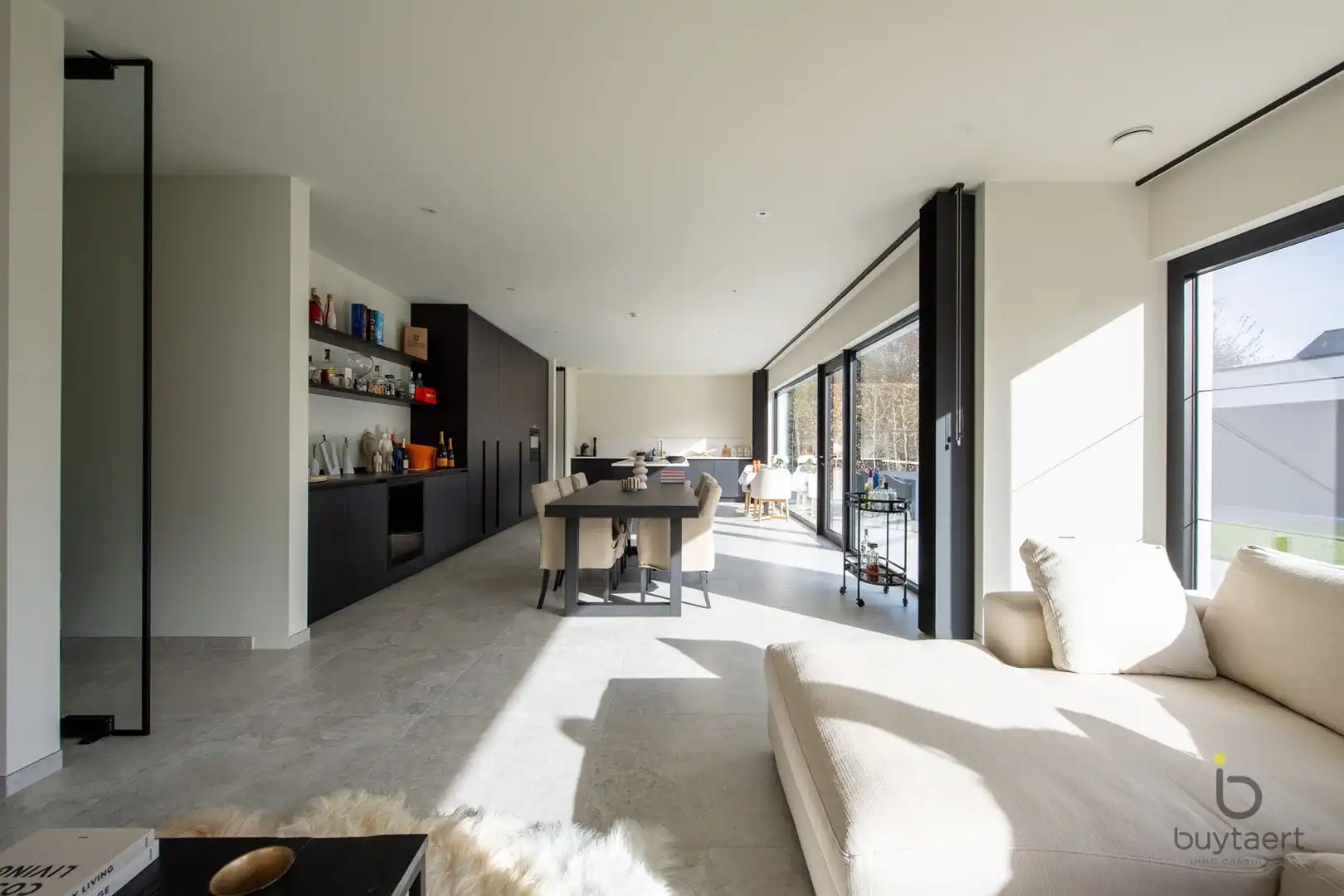 Knappe GELIJKVLOERSE villa + bijgebouw te Halle! foto 10