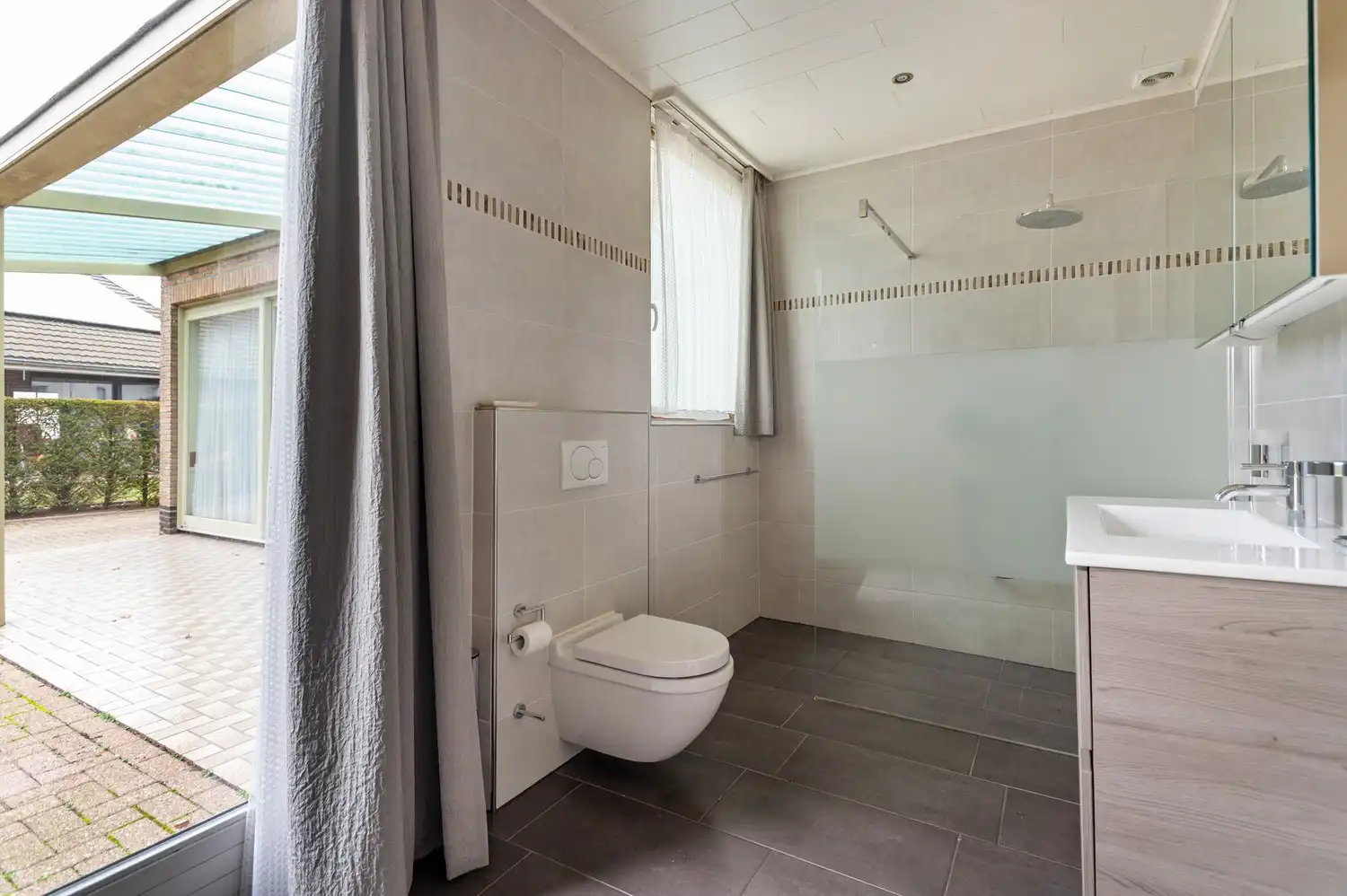 Vrijstaande laagbouw met 2 garages in rustige wijk te Zoersel! foto 14