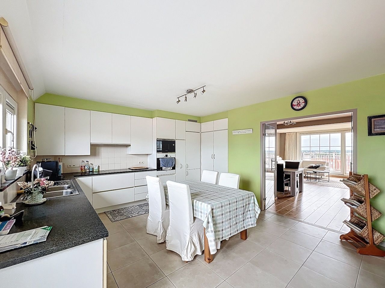 Zuidgericht duplex-dakappartement met veel ruimte op toplocatie in Heist foto 12