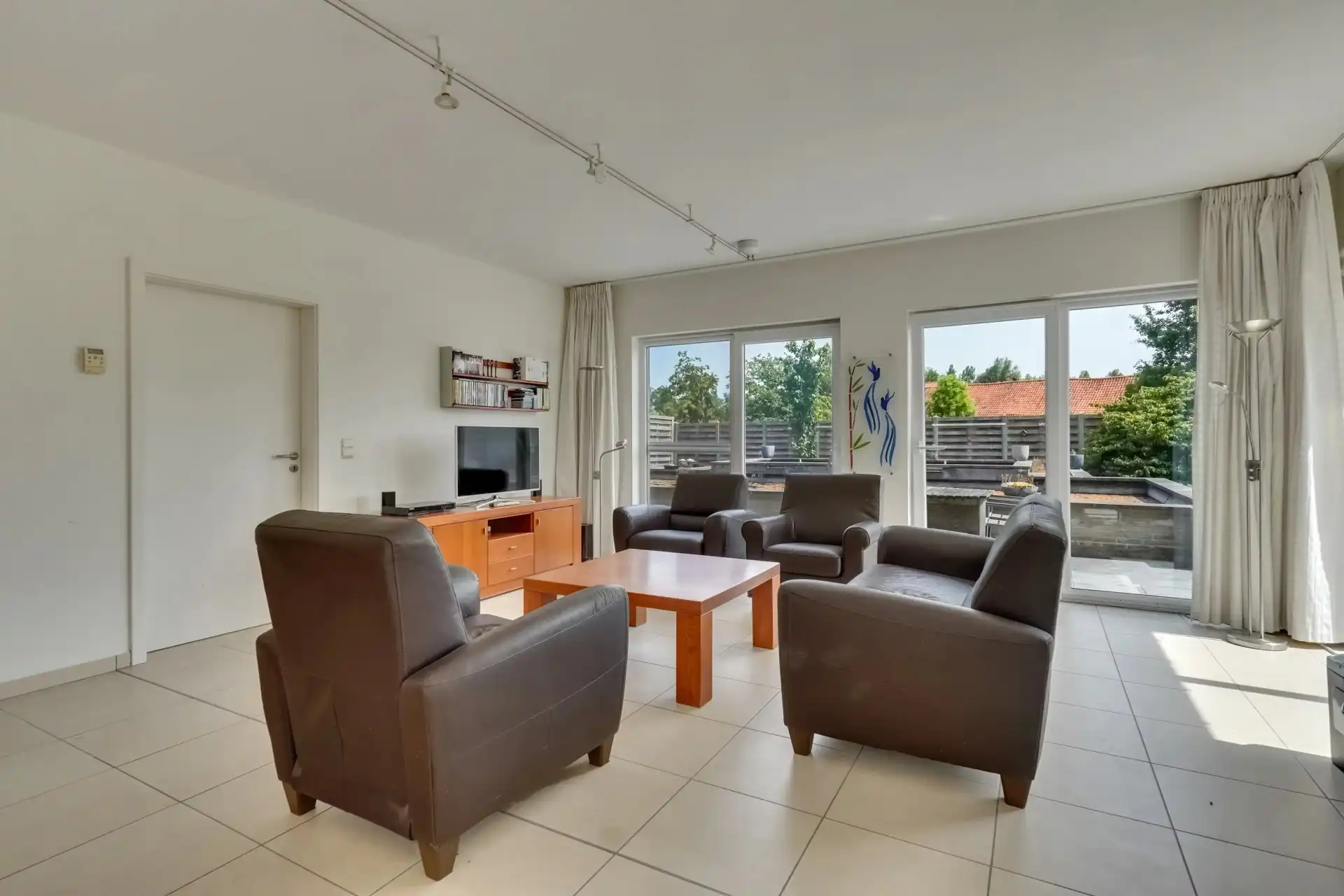 Ruime gezinswoning met 4 slaapkamers en gelijkvloers comfort foto {{pictureIndex}}