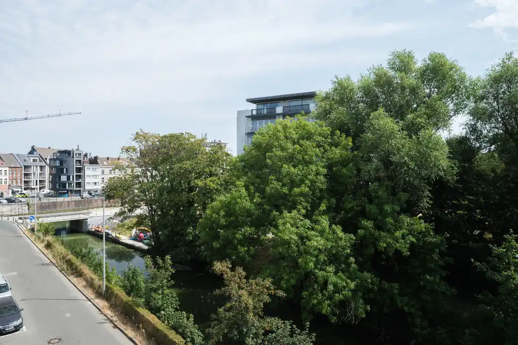 Architecturale gezinswoning met drie slaapkamers, zicht op water en groen, vlak bij de Coupure. foto 17