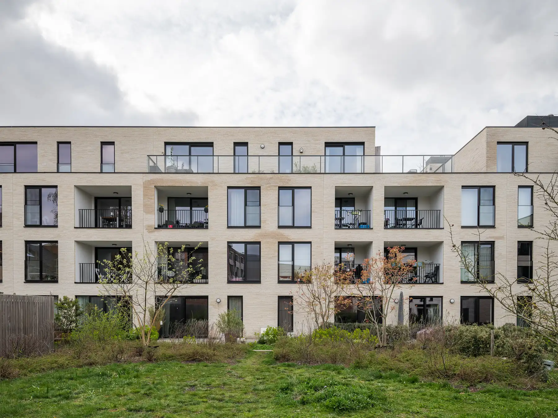 Instapklaar recent appartement met terras foto 3