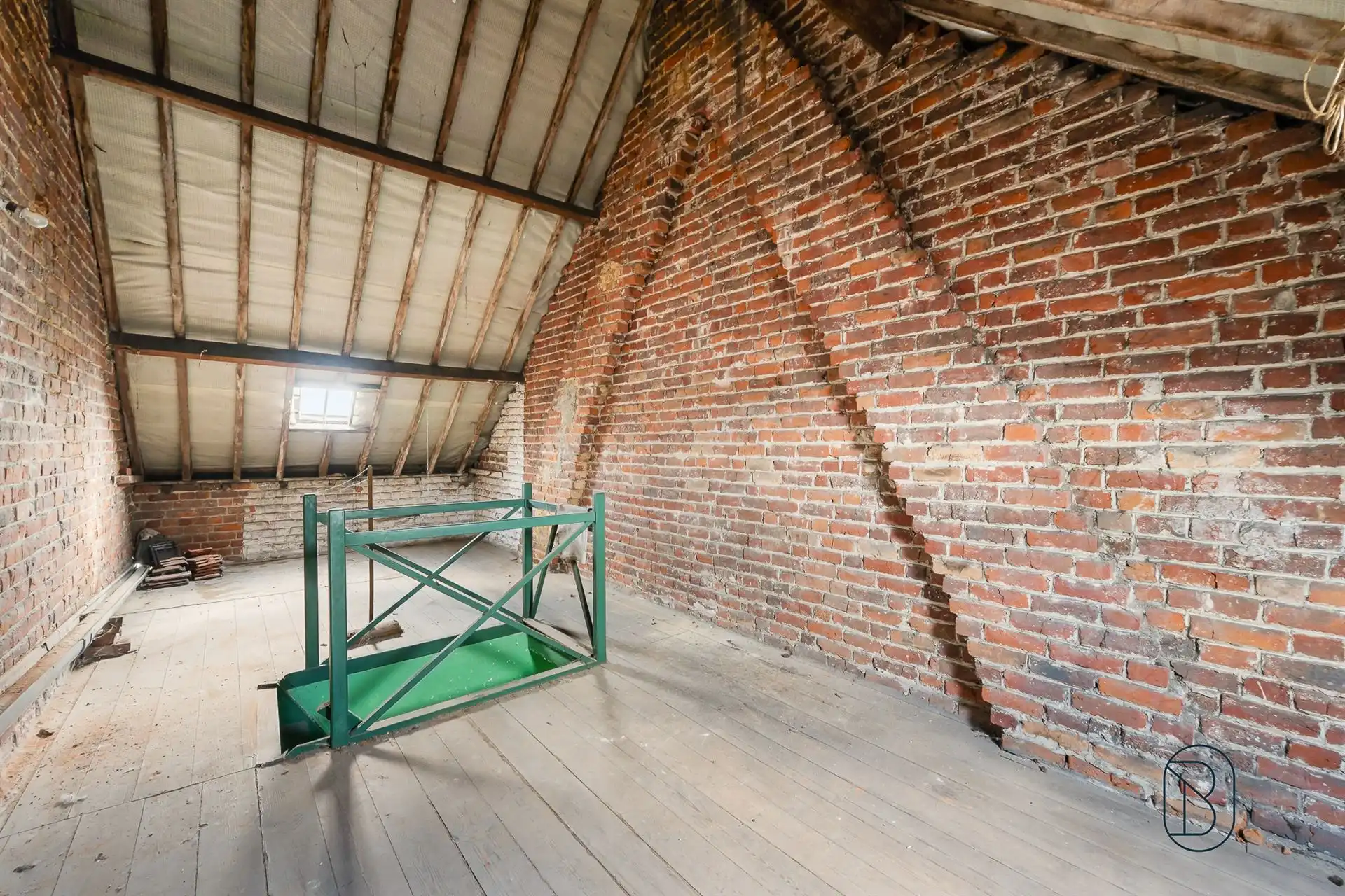 Te renoveren woning: IDEAAL VOOR INVESTEERDERS! foto 10