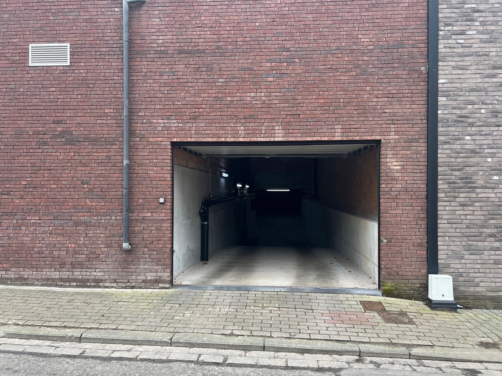 ONDERGRONDSE AUTOSTAANPLAATS TE HUUR IN CENTRUM WOLVERTEM foto 7