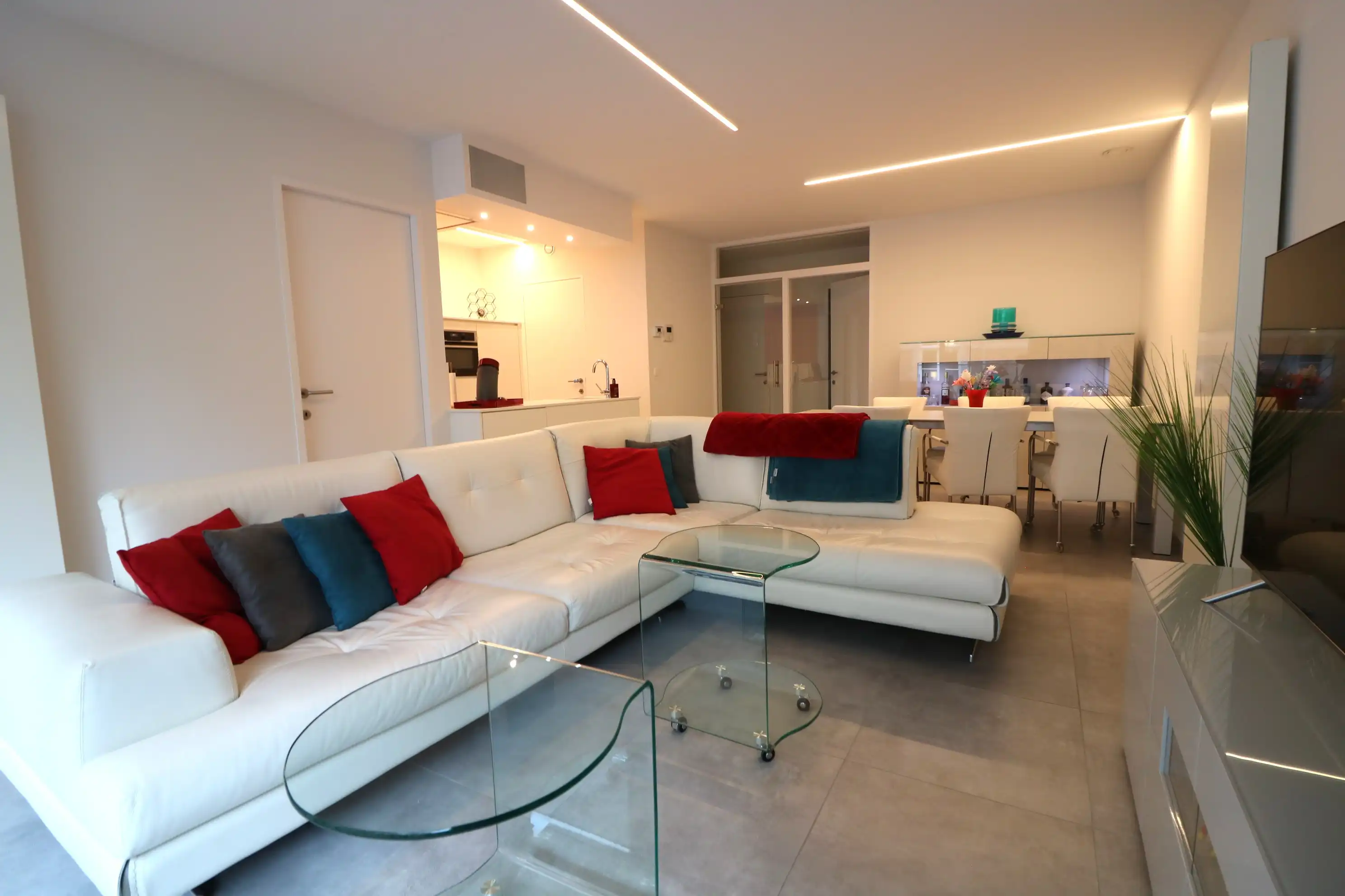 Recent 2-slaapkamerappartement met klassevolle afwerking op de hoek van Onderwijsstraat en Descampsstraat. foto 3