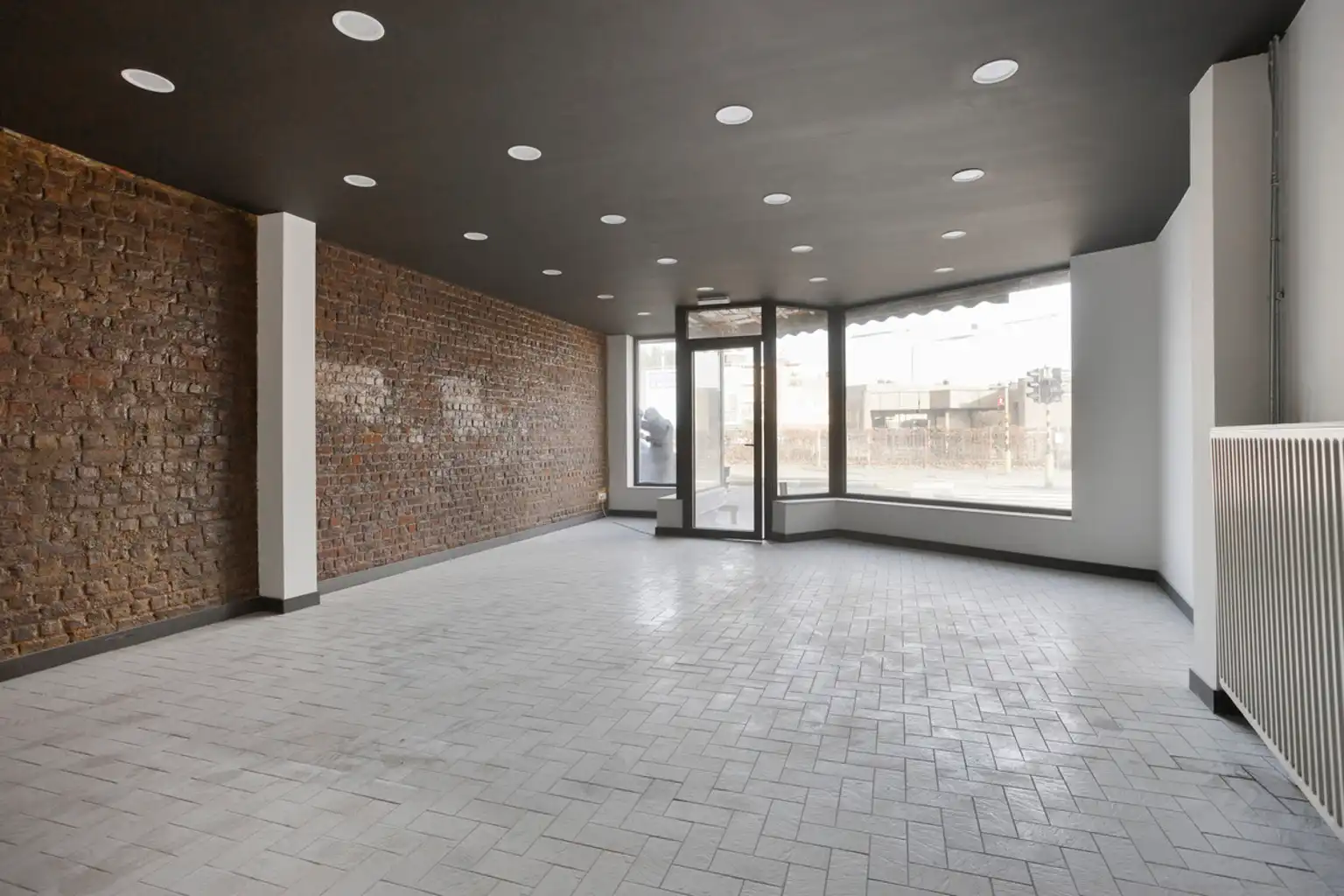 Handelspand te Zellik gelegen op drukke steenweg foto 3