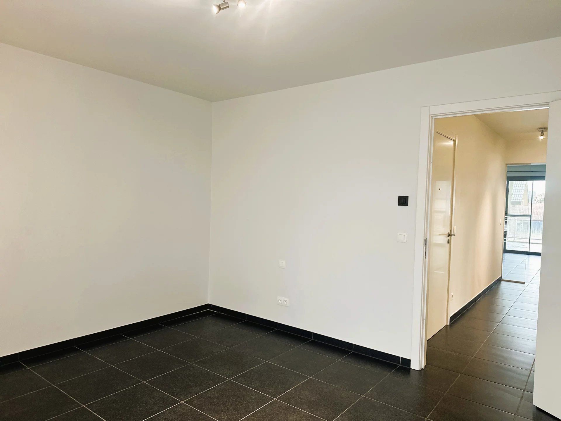 Zeer ruim instapklaar appartement met open uitzicht – 2 slpk – groot terras – garagebox + berging foto 11