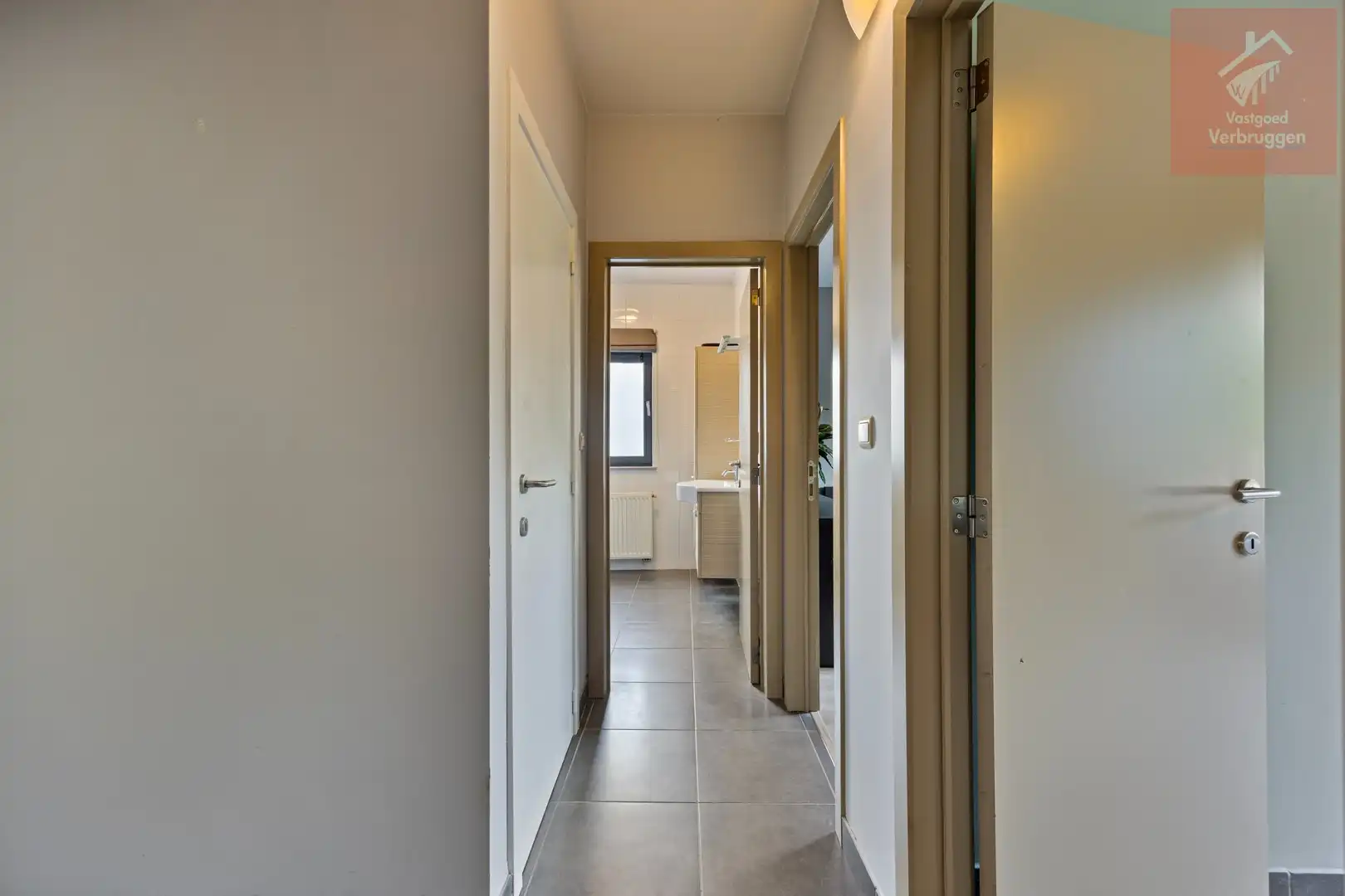 Modern instapklaar gelijkvloers appartement met 2 slpk, terrassen en autostaanplaats foto 8