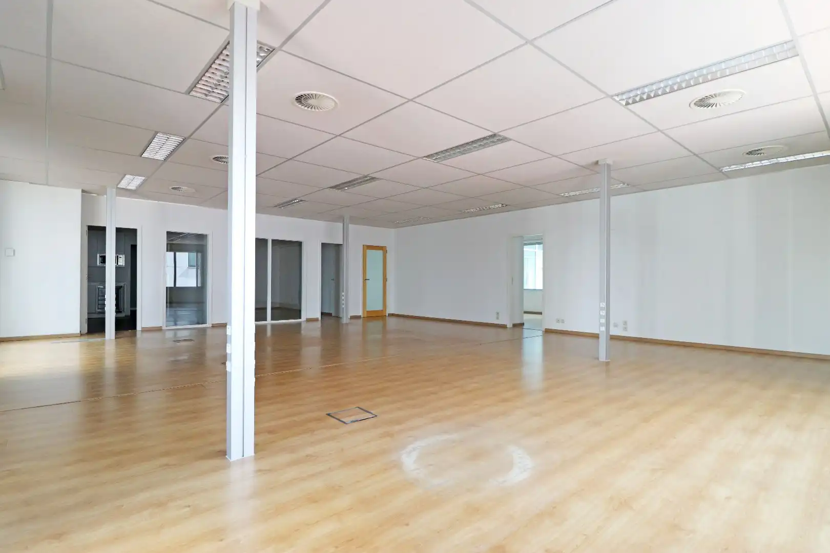 Kantoor op toplocatie foto {{pictureIndex}}