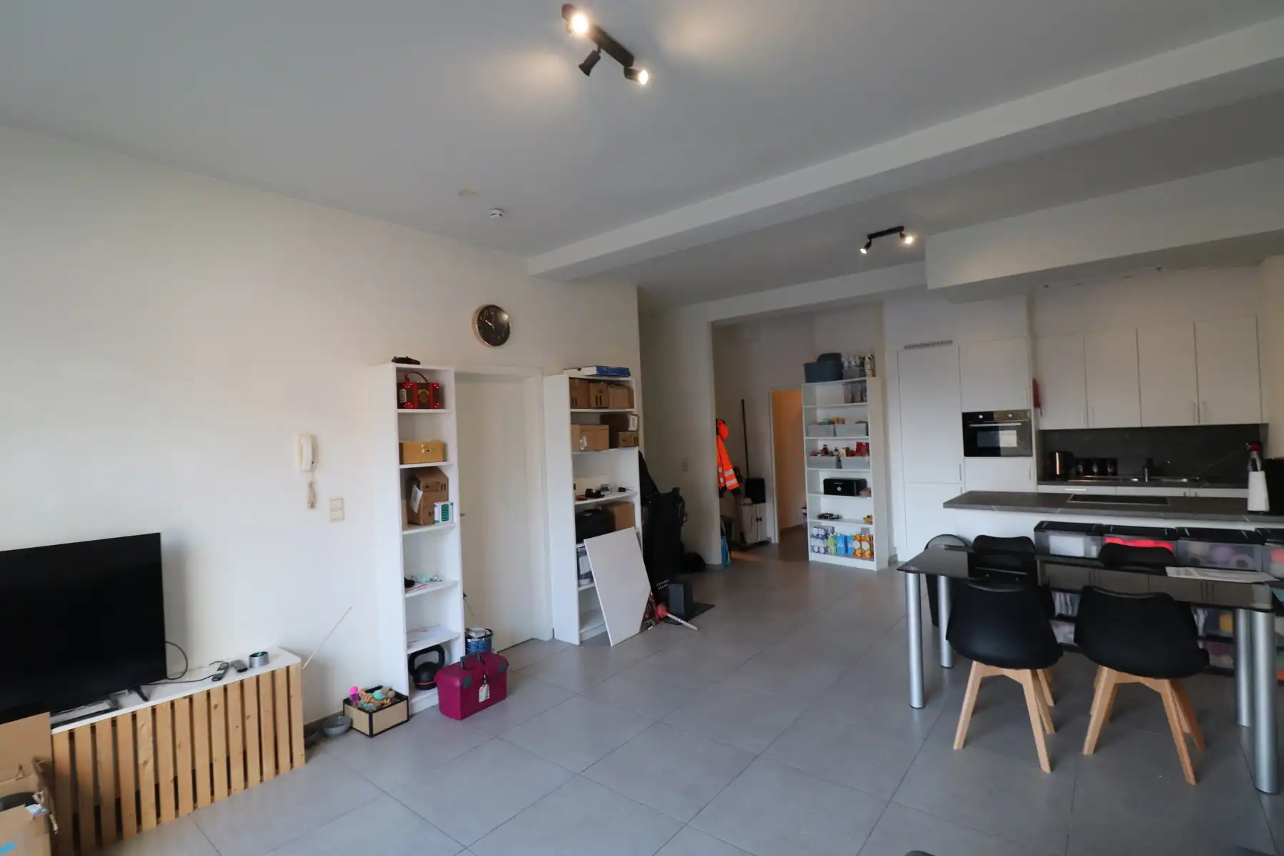 Gelijkvloers appartement met carport en gemeenschappelijke fietsenberging. foto 4