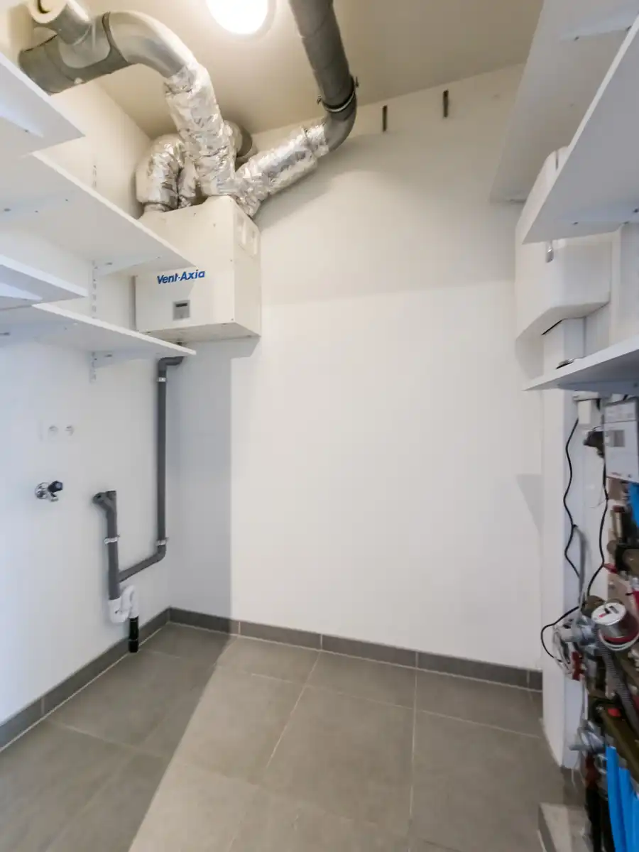 Ongemeubeld 1k appartement met prachtig terrras foto 17