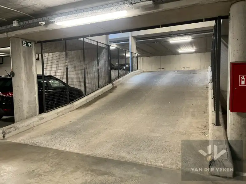 Ondergrondse autostaanplaats vlakbij centrum en hogescholen foto 3